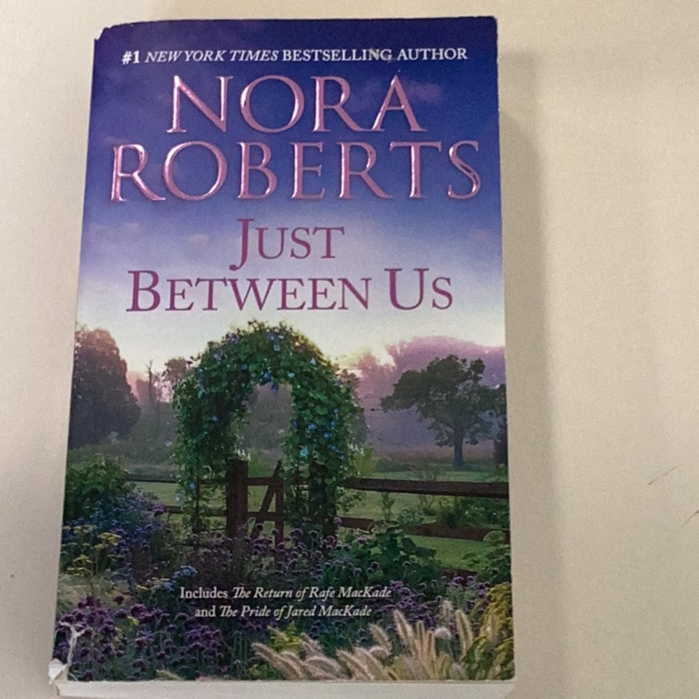NORA ROBERTS 8 Book Bundle - Picture 3 of 8